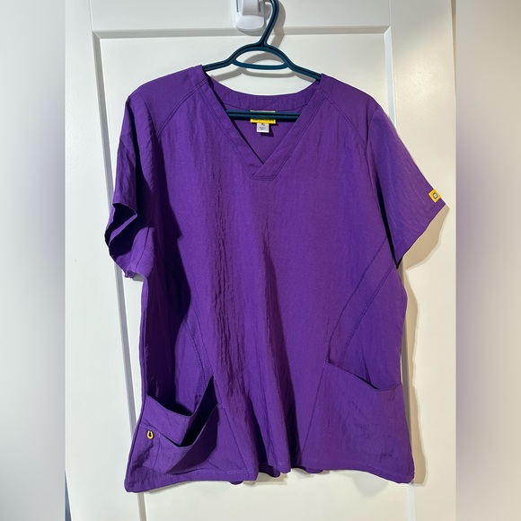 Vibrant purple like new Wonder Wink scrub top for healthcare workers nurses etc - Picture 3 of 9